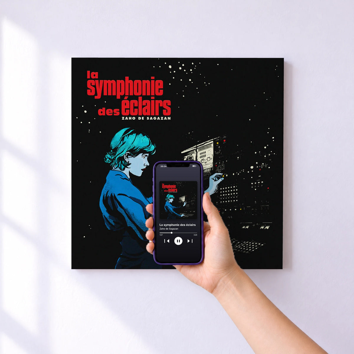 Affiche connectée La symphonie des éclairs de Zaho de Sagazan au mur : l'album se lance en approchant le téléphone