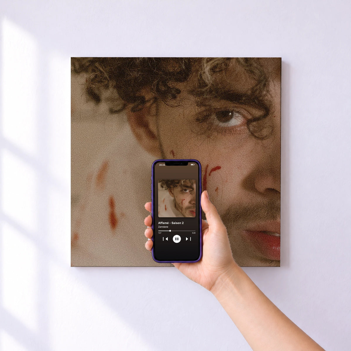 Affiche connectée Affamé - Saison 2 de Zamdane au mur : l'album se lance en approchant le téléphone