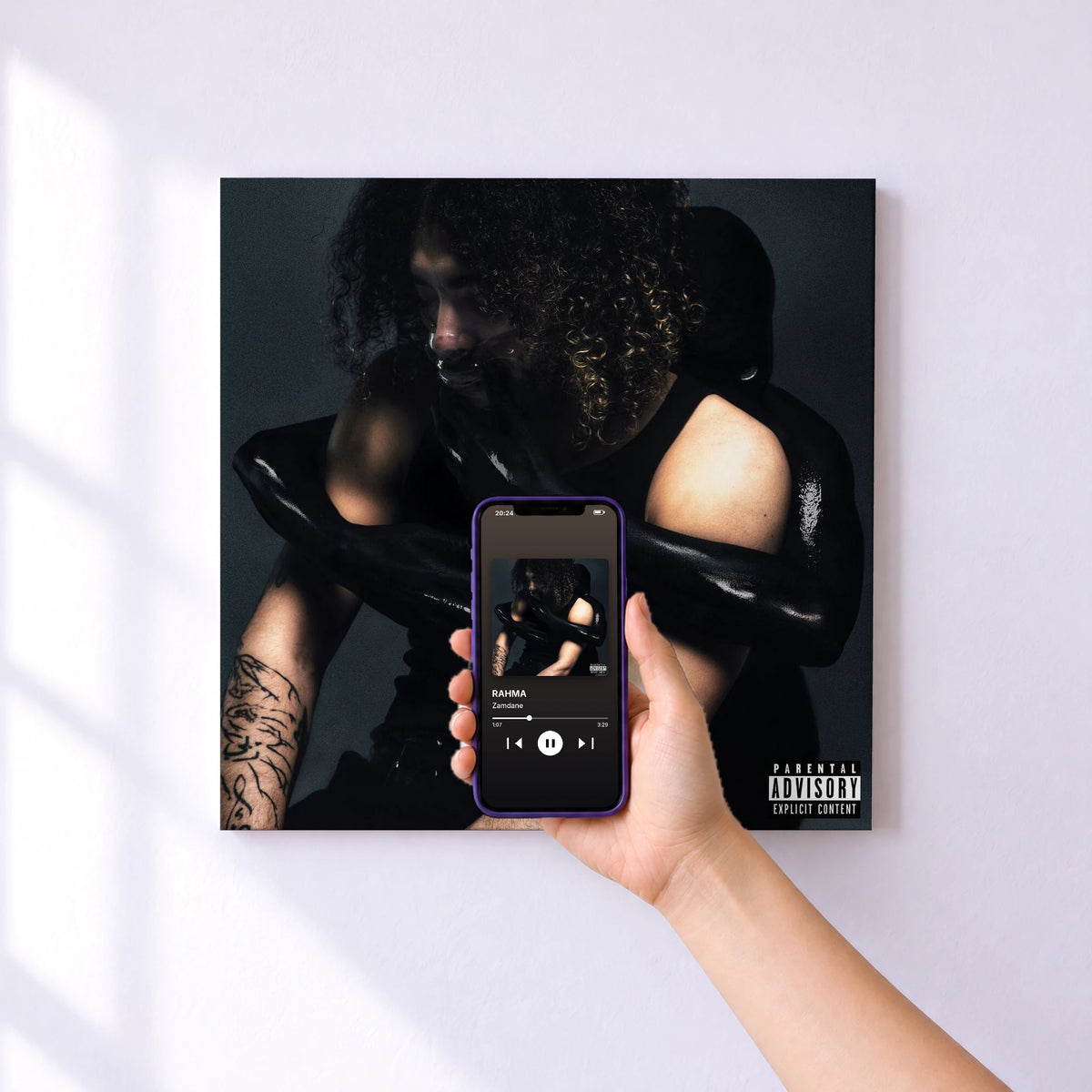 Affiche connectée RAHMA de Zamdane au mur : l'album se lance en approchant le téléphone