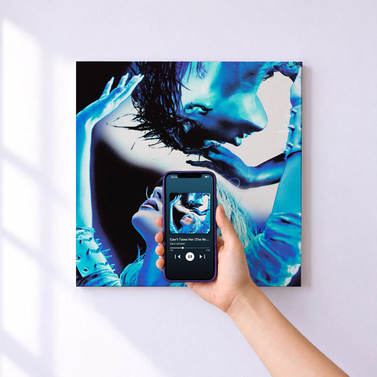 Affiche connectée Can't Tame Her (The Remixes) de Zara Larsson au mur : l'album se lance en approchant le téléphone