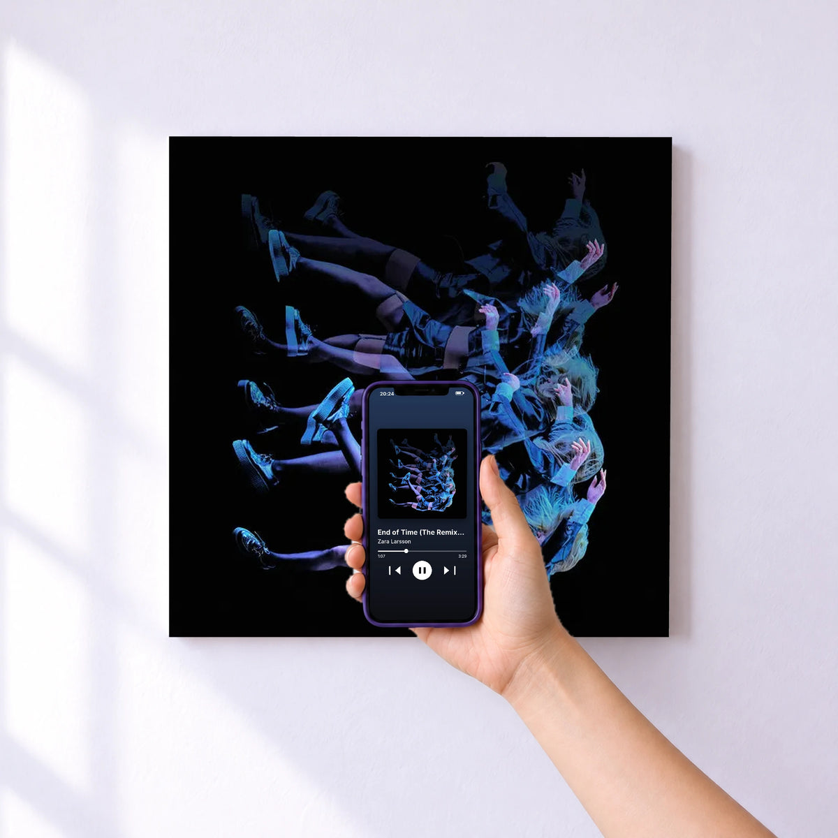 Affiche connectée End of Time (The Remixes) de Zara Larsson au mur : l'album se lance en approchant le téléphone