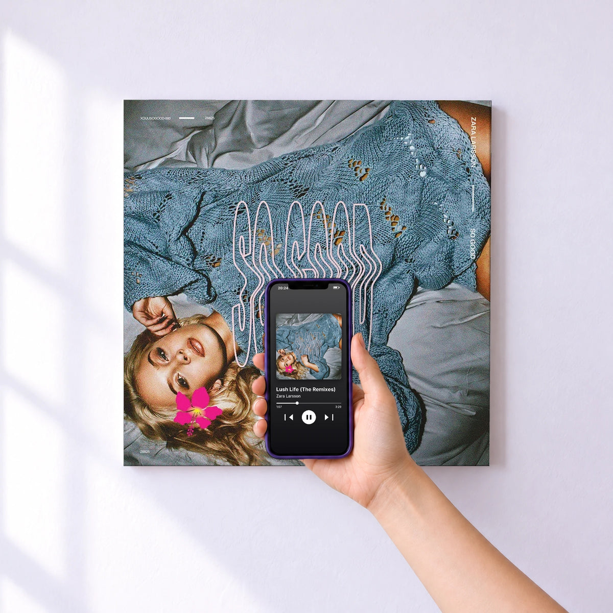 Affiche connectée Lush Life (The Remixes) de Zara Larsson au mur : l'album se lance en approchant le téléphone