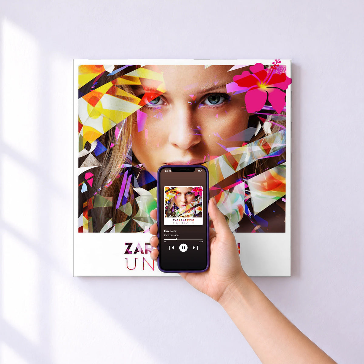 Affiche connectée Uncover de Zara Larsson au mur : l'album se lance en approchant le téléphone