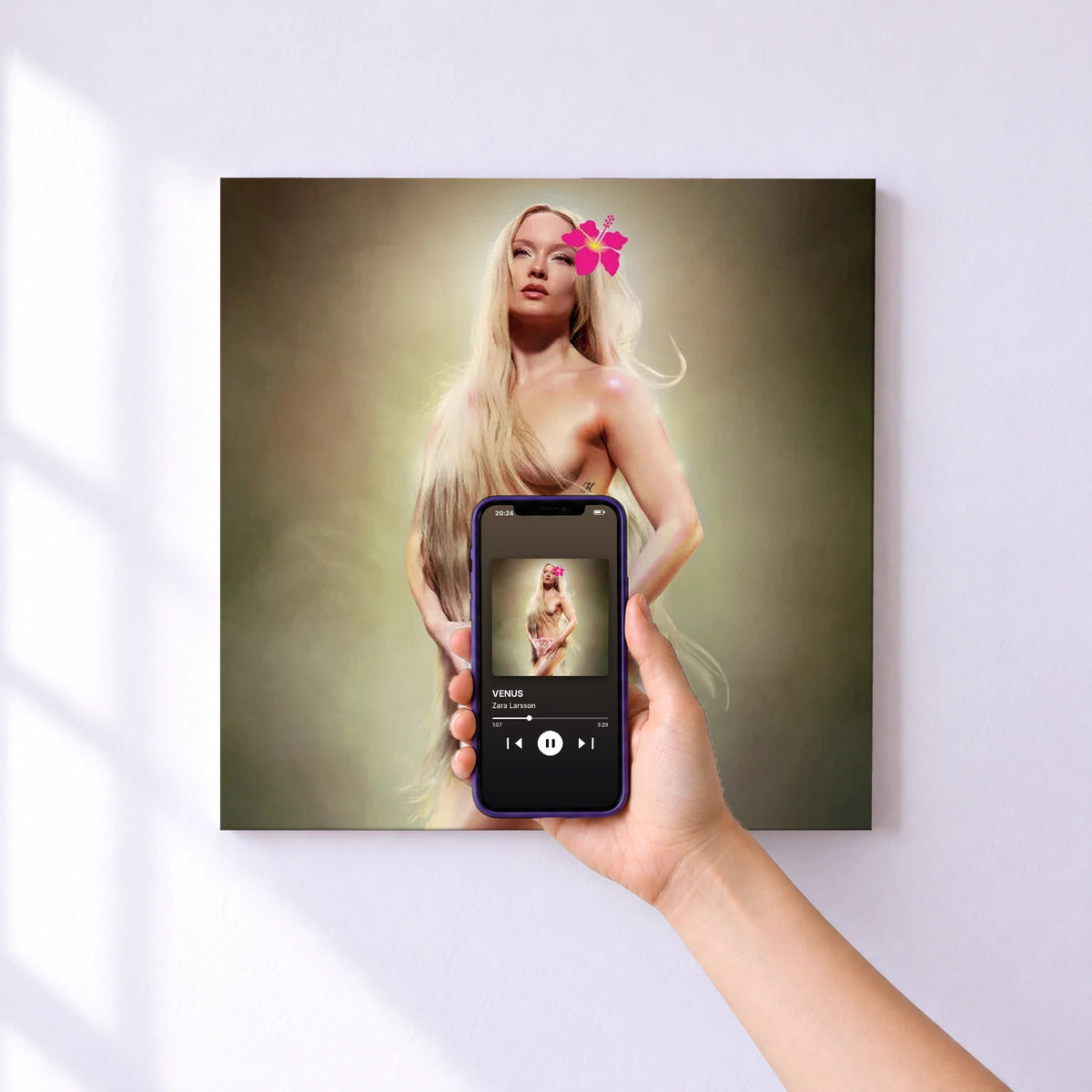 Affiche connectée VENUS de Zara Larsson au mur : l'album se lance en approchant le téléphone