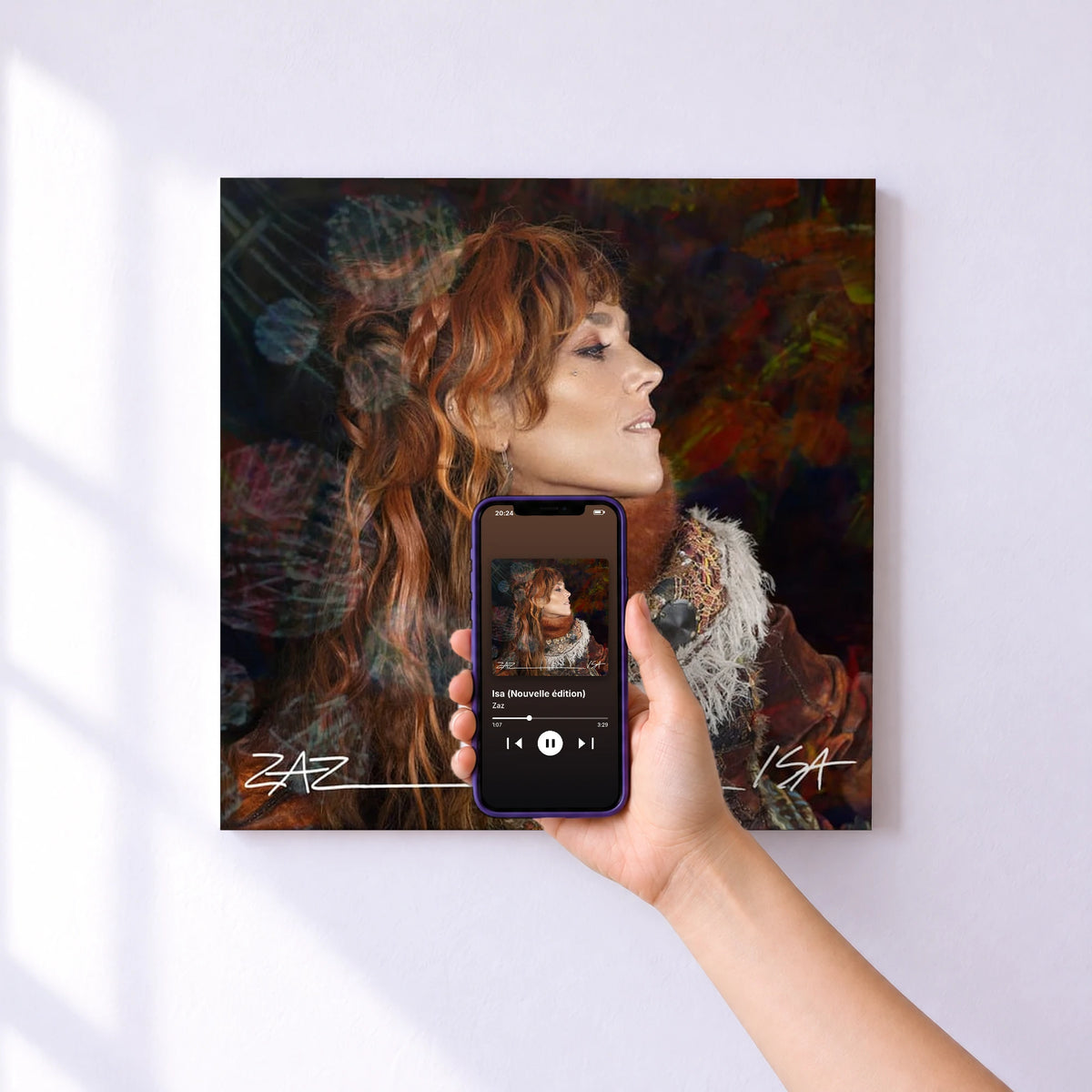 Affiche connectée Isa (Nouvelle édition) de Zaz au mur : l'album se lance en approchant le téléphone