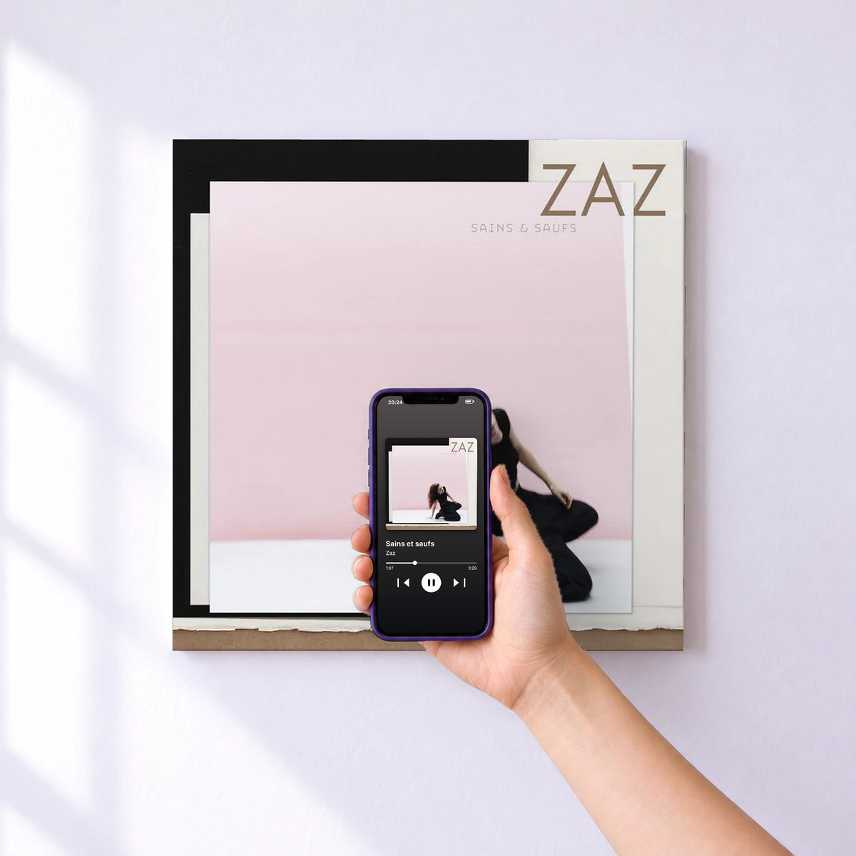 Affiche connectée Sains et saufs de Zaz au mur : l'album se lance en approchant le téléphone