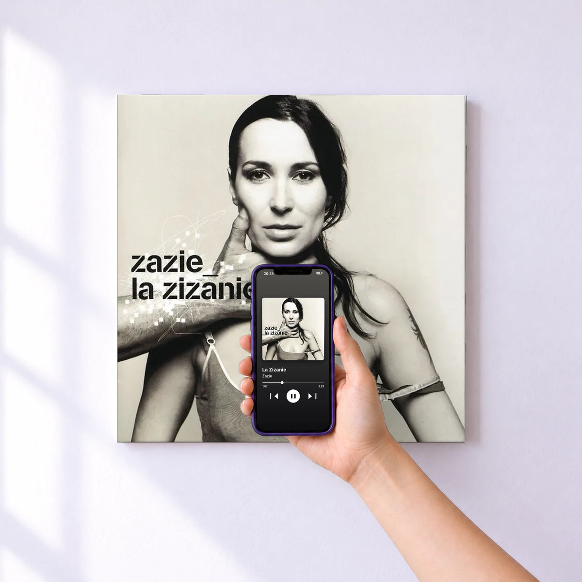 Affiche connectée La Zizanie de Zazie au mur : l'album se lance en approchant le téléphone