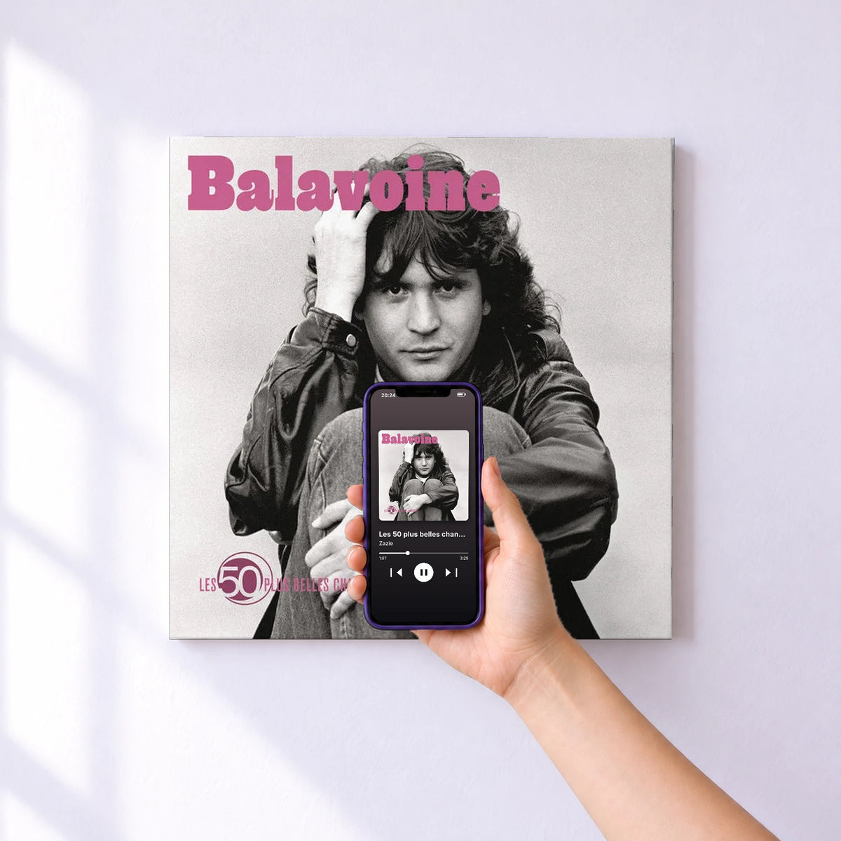 Affiche connectée Les 50 plus belles chansons de Zazie au mur : l'album se lance en approchant le téléphone