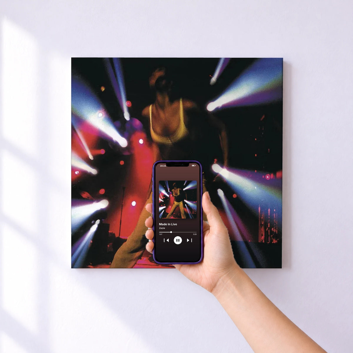 Affiche connectée Made In Live de Zazie au mur : l'album se lance en approchant le téléphone