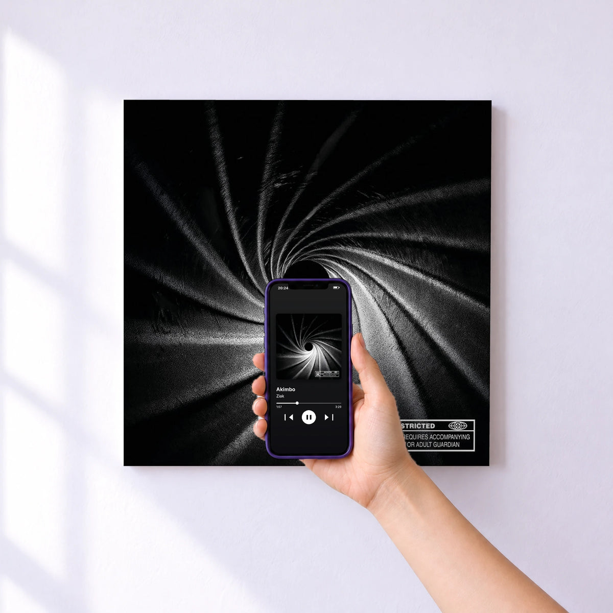 Affiche connectée Akimbo de Ziak au mur : l'album se lance en approchant le téléphone