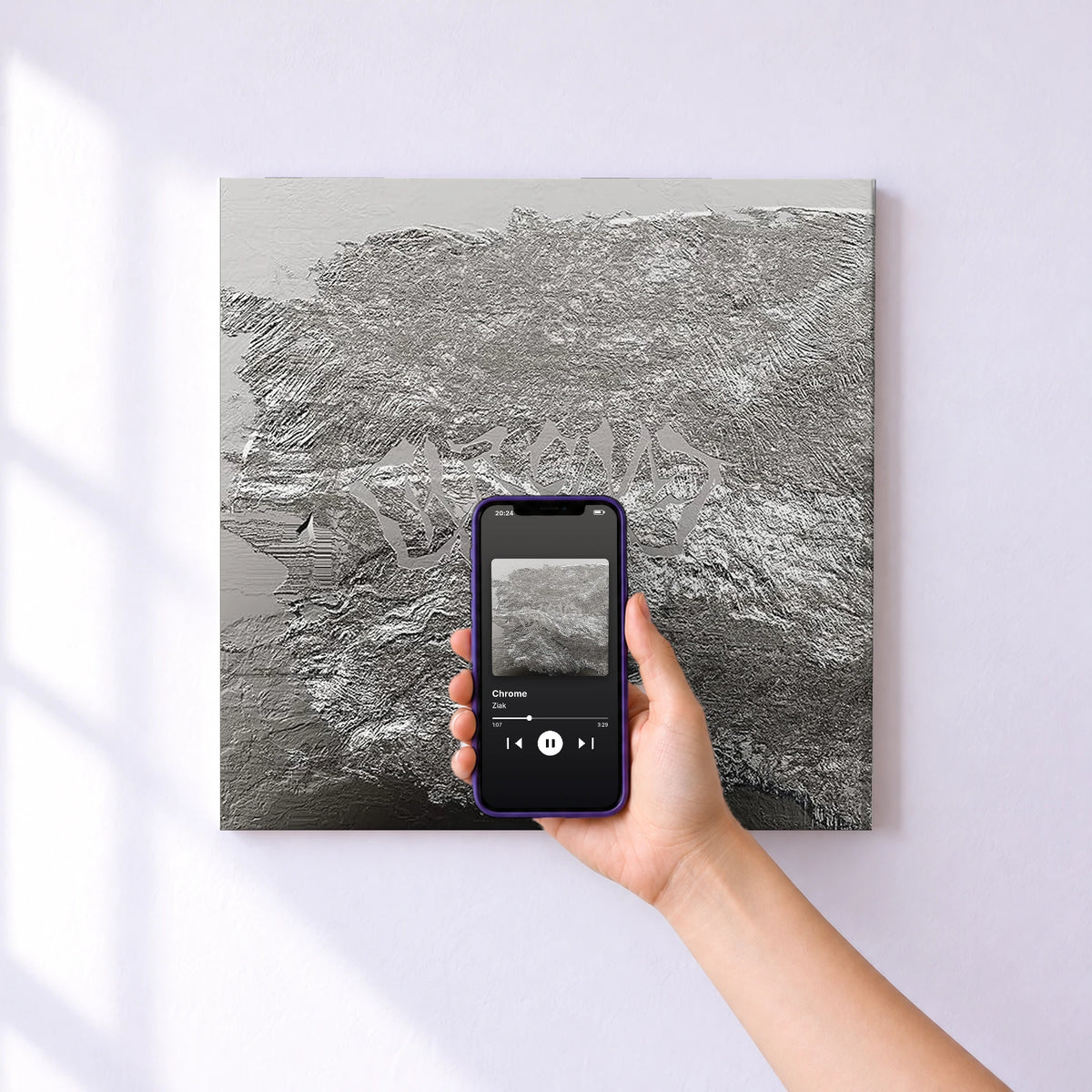 Affiche connectée Chrome de Ziak au mur : l'album se lance en approchant le téléphone