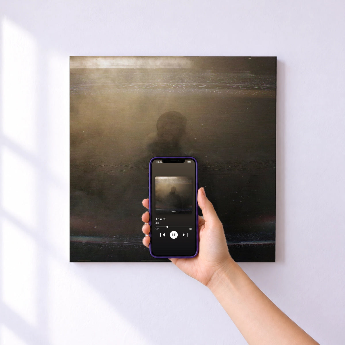 Affiche connectée Absent de Zkr au mur : l'album se lance en approchant le téléphone