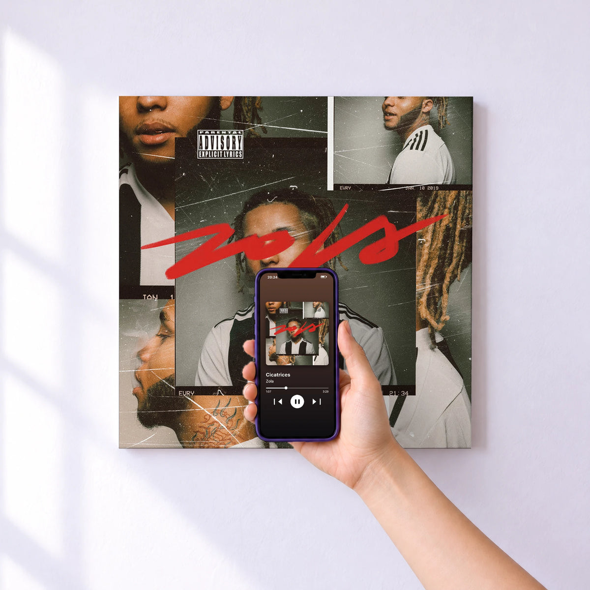 Affiche connectée Cicatrices de Zola au mur : l'album se lance en approchant le téléphone