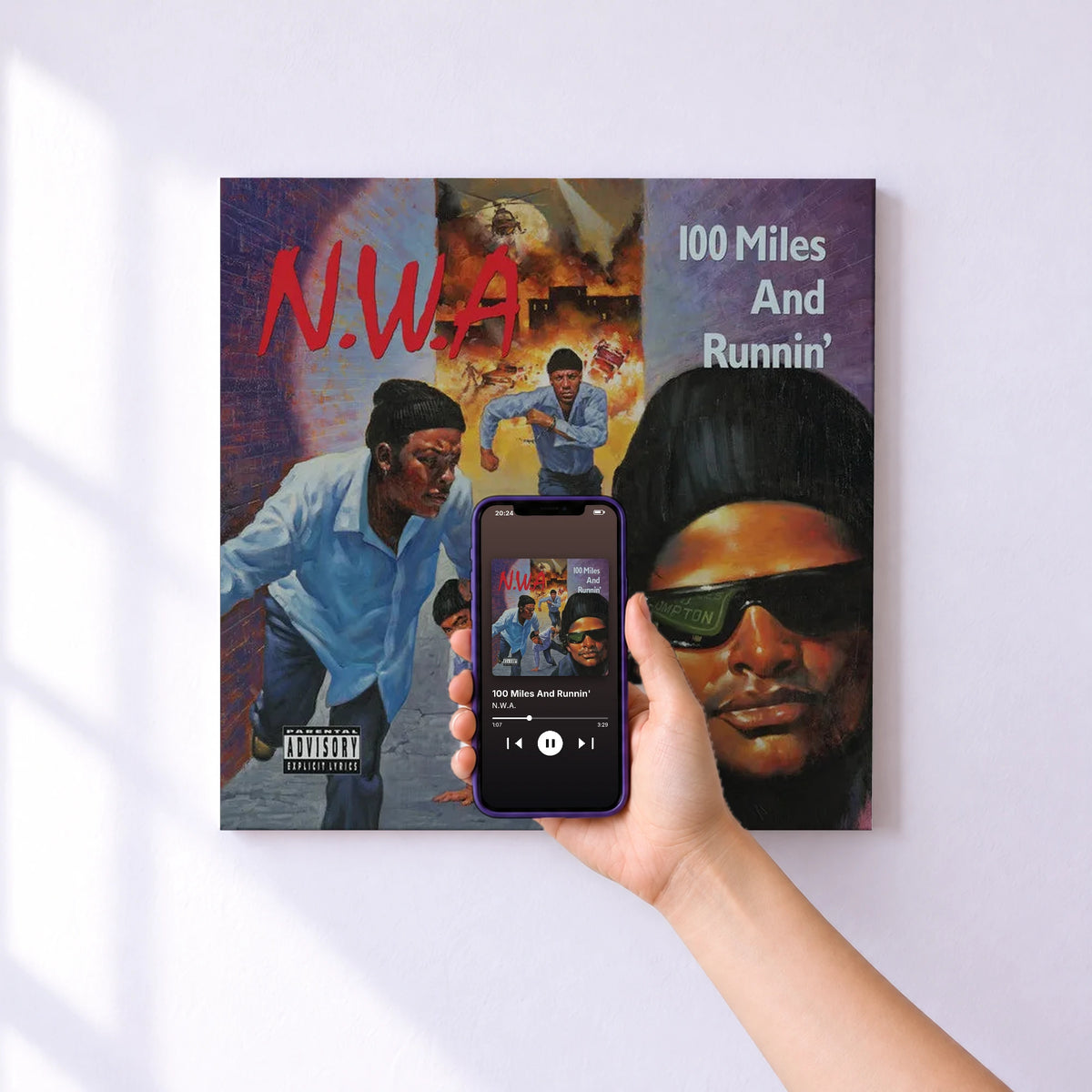 Affiche connectée 100 Miles And Runnin' de N.W.A. au mur : l'album se lance en approchant le téléphone