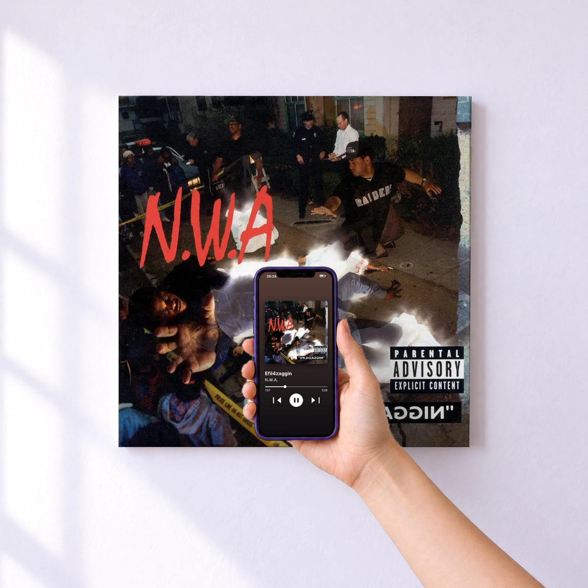 Affiche connectée Efil4zaggin de N.W.A. au mur : l'album se lance en approchant le téléphone