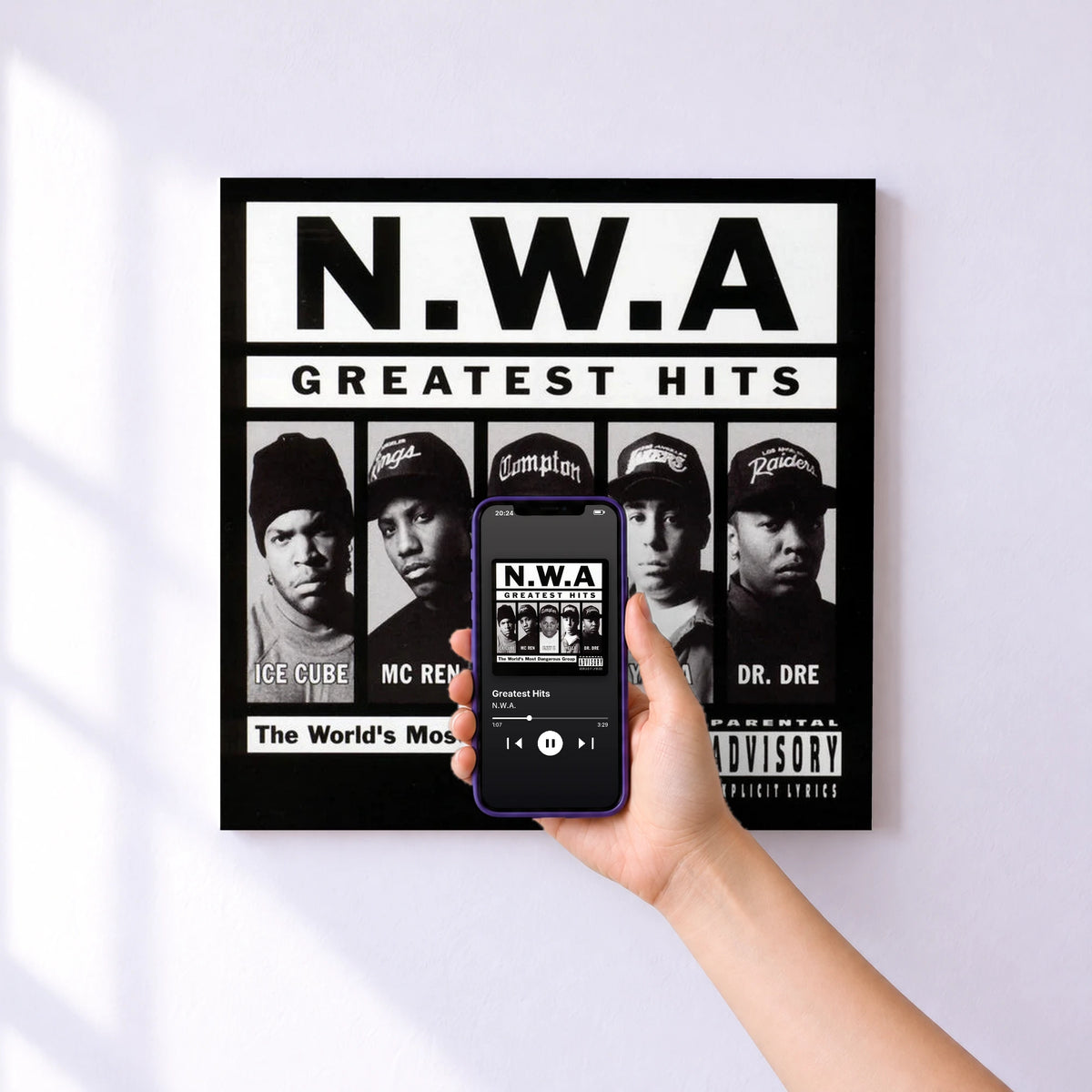 Affiche connectée Greatest Hits de N.W.A. au mur : l'album se lance en approchant le téléphone