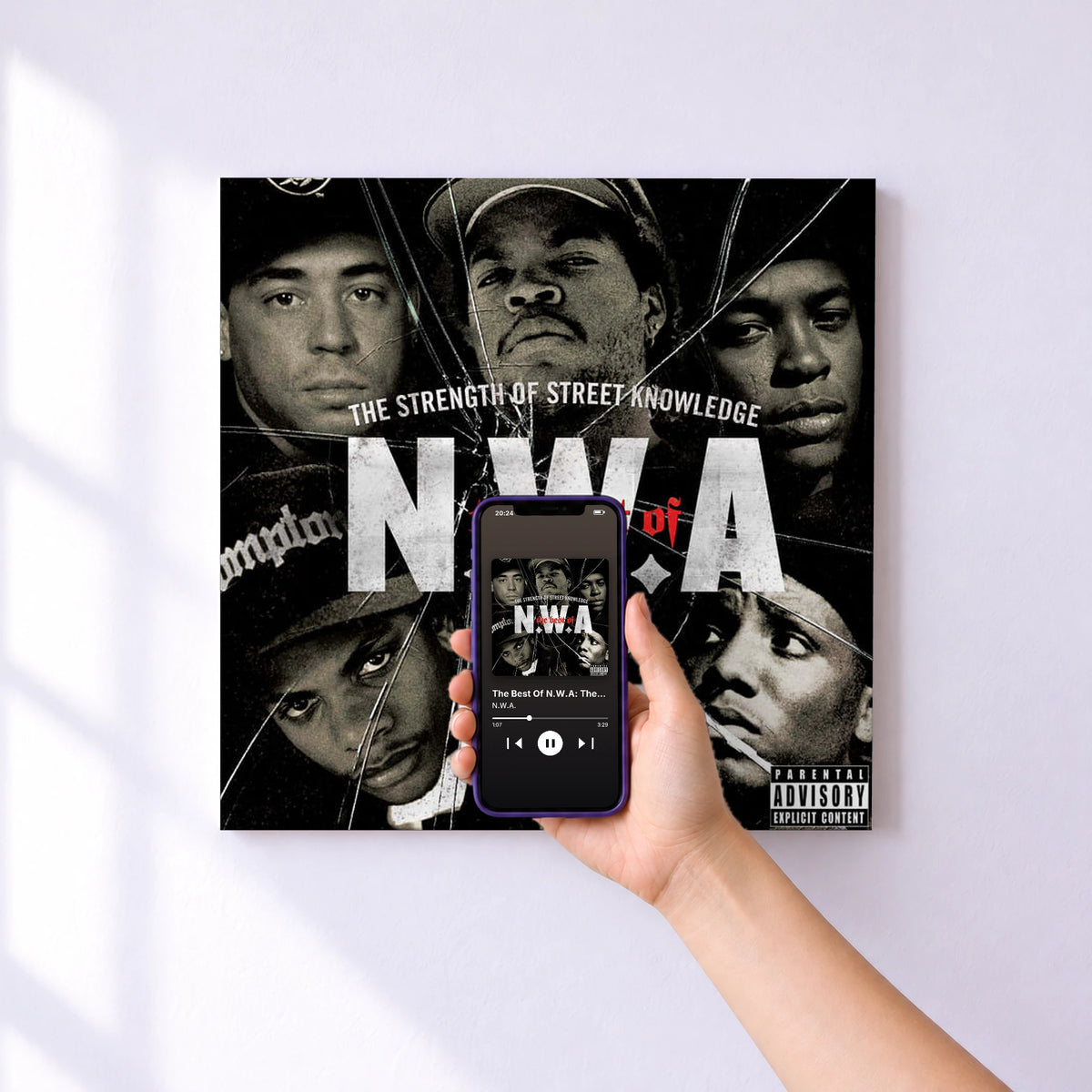 Affiche connectée The Best Of N.W.A: The Strength Of Street Knowledge de N.W.A. au mur : l'album se lance en approchant le téléphone