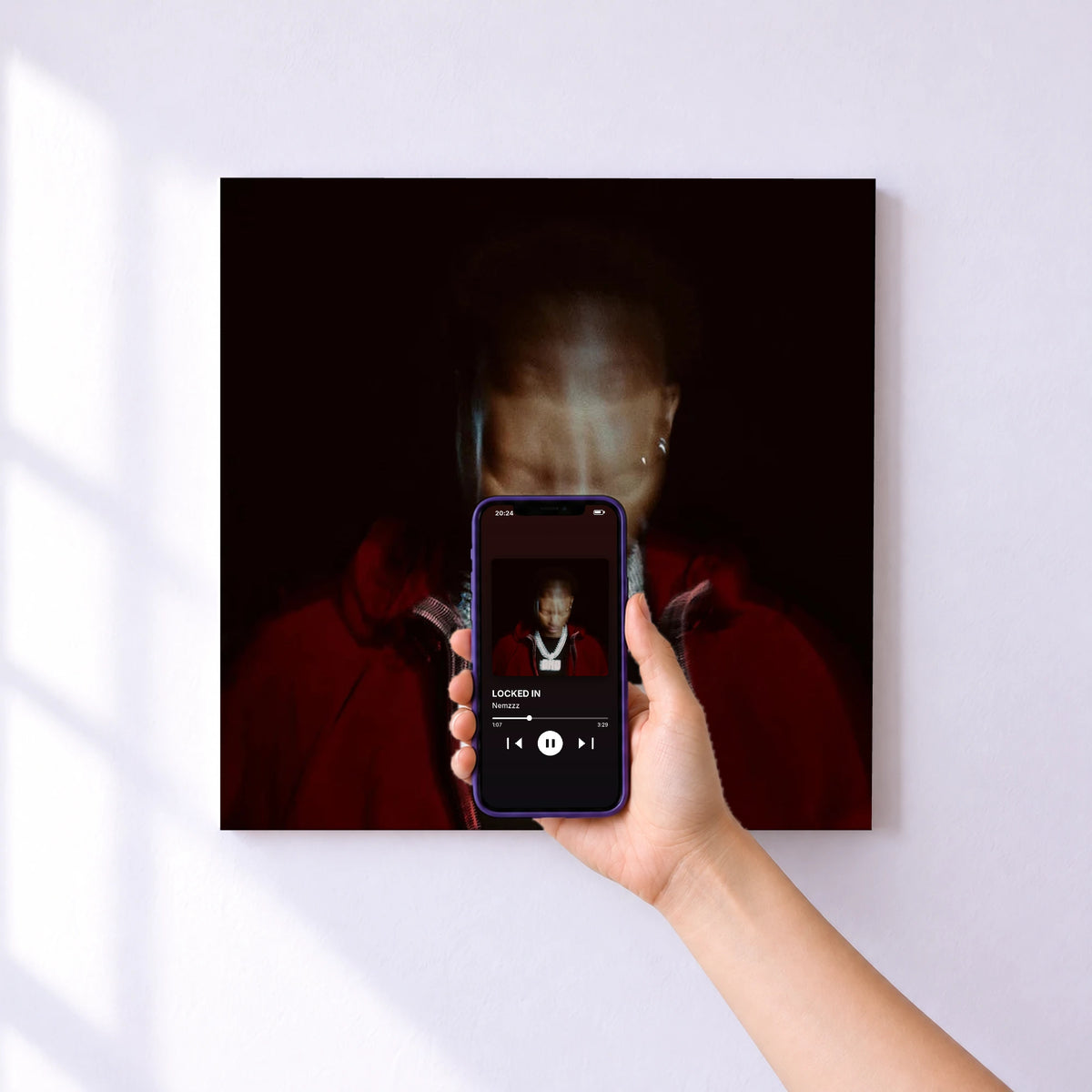 Affiche connectée LOCKED IN de Nemzzz au mur : l'album se lance en approchant le téléphone