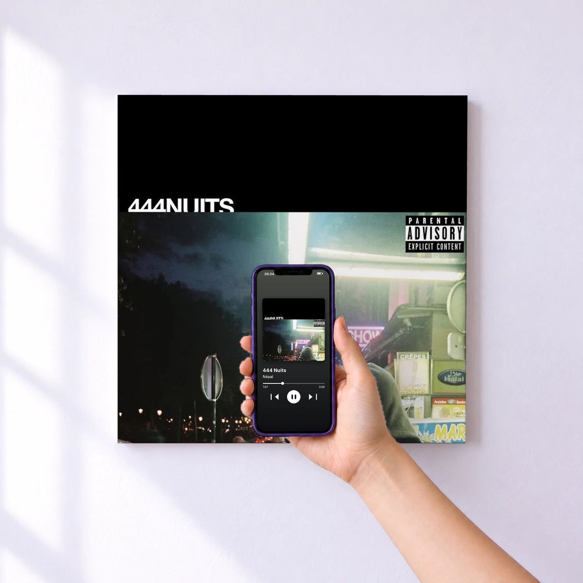 Affiche connectée 444 Nuits de Népal au mur : l'album se lance en approchant le téléphone