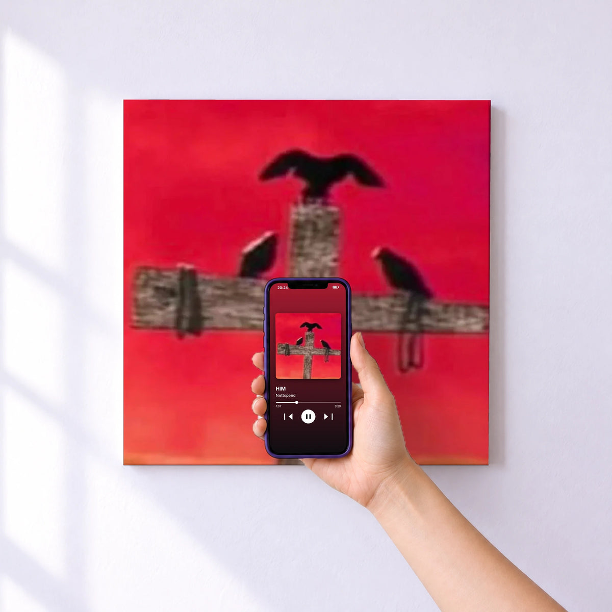Affiche connectée HIM de Nettspend au mur : l'album se lance en approchant le téléphone