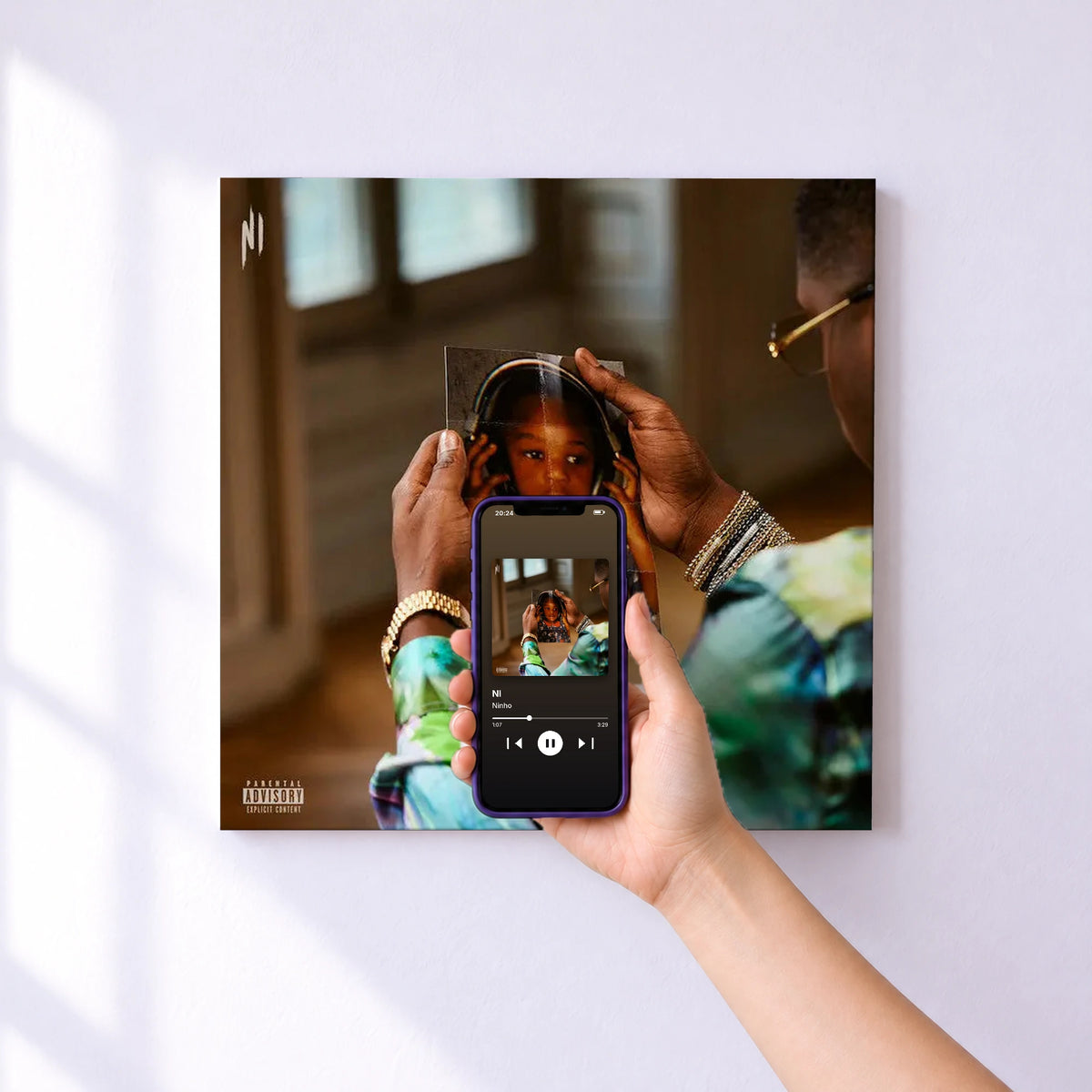 Affiche connectée NI de Ninho au mur : l'album se lance en approchant le téléphone