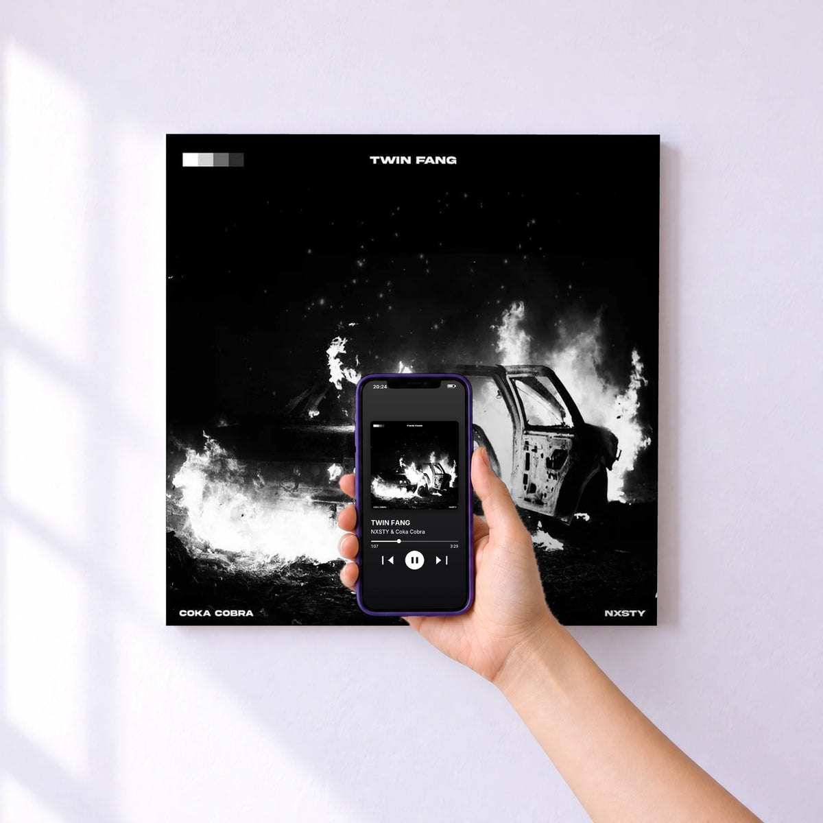 Affiche connectée TWIN FANG de NXSTY & Coka Cobra au mur : l'album se lance en approchant le téléphone