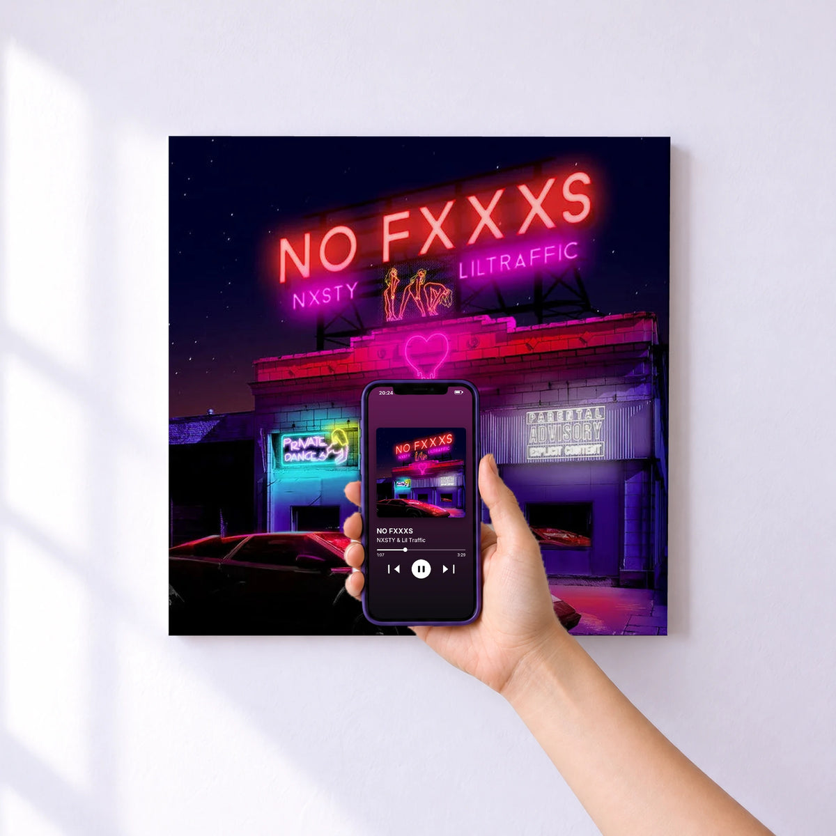 Affiche connectée NO FXXXS de NXSTY & Lil Traffic au mur : l'album se lance en approchant le téléphone