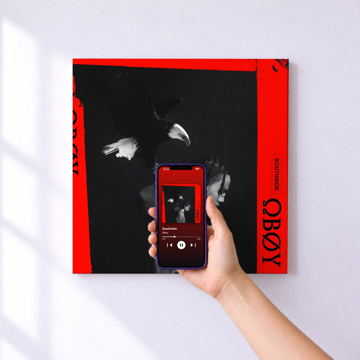 Affiche connectée Southside de Oboy au mur : l'album se lance en approchant le téléphone