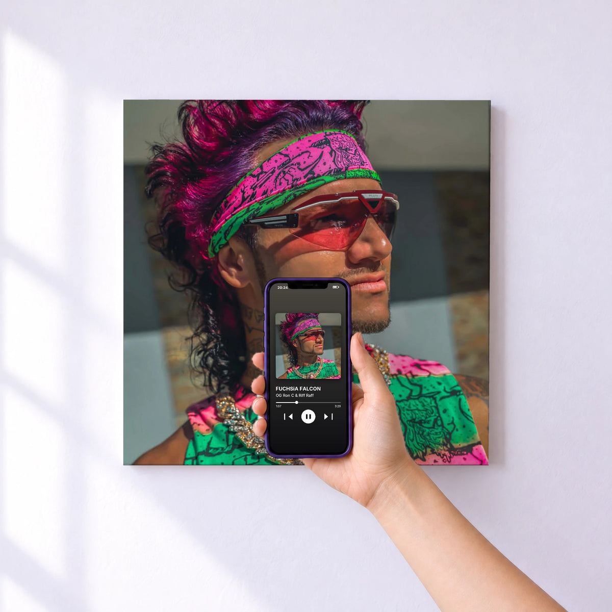 Affiche connectée FUCHSiA FALCON de OG Ron C & Riff Raff au mur : l'album se lance en approchant le téléphone