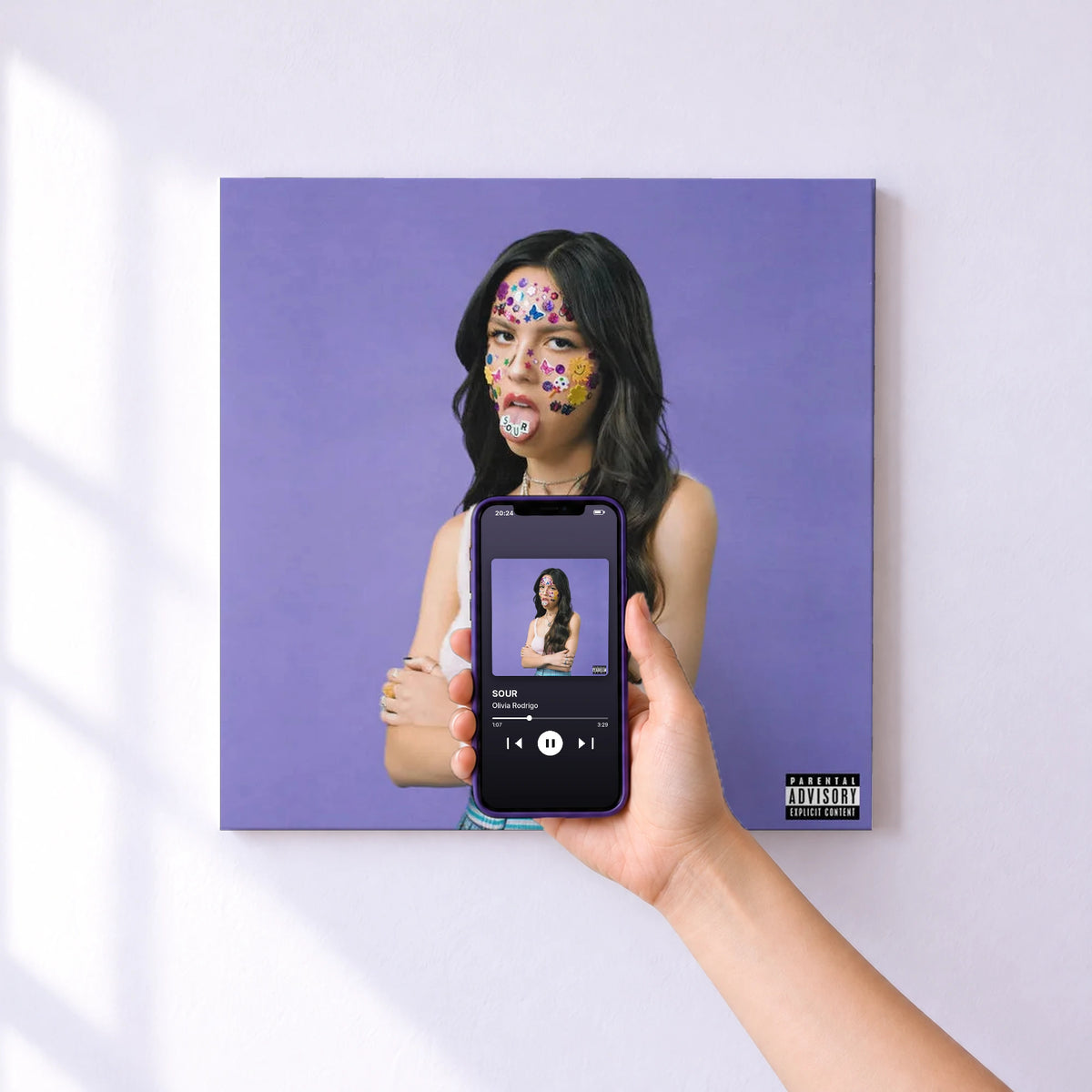 Affiche connectée SOUR de Olivia Rodrigo au mur : l'album se lance en approchant le téléphone
