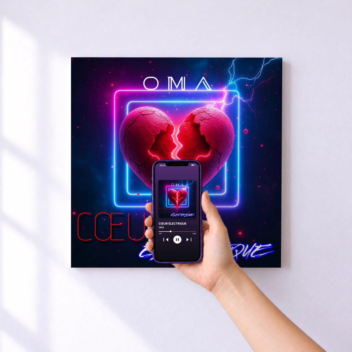 Affiche connectée CŒUR ÉLECTRIQUE de OMA au mur : l'album se lance en approchant le téléphone