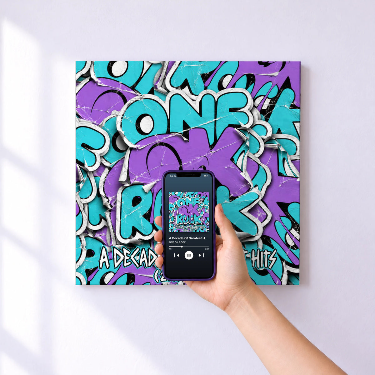 Affiche connectée A Decade Of Greatest Hits (2015-2025) de ONE OK ROCK au mur : l'album se lance en approchant le téléphone
