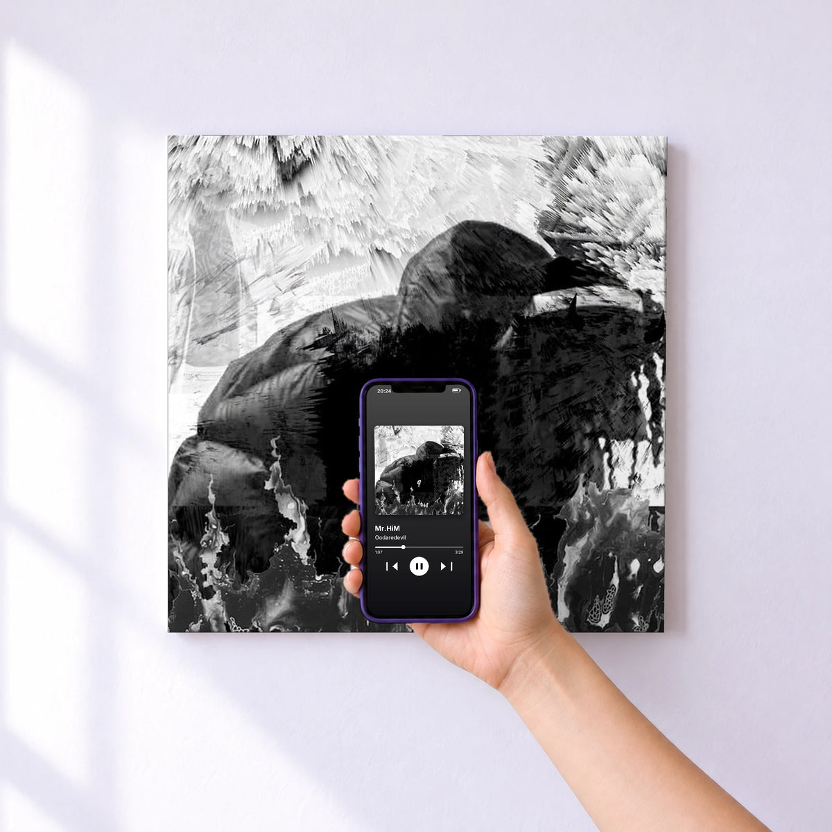 Affiche connectée Mr.HiM de Oodaredevil au mur : l'album se lance en approchant le téléphone