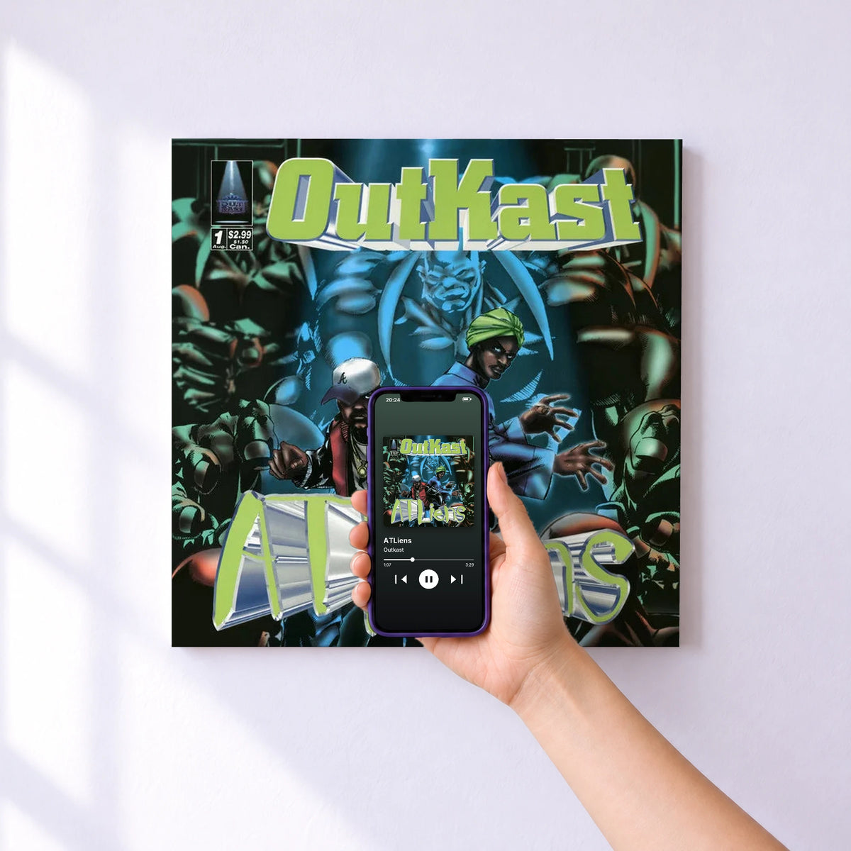 Affiche connectée ATLiens de Outkast au mur : l'album se lance en approchant le téléphone