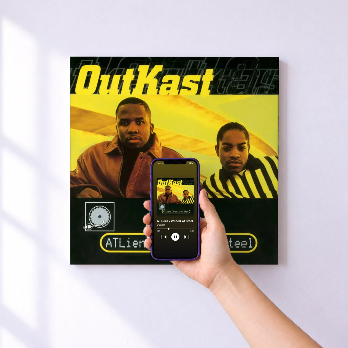 Affiche connectée ATLiens / Wheelz of Steel de Outkast au mur : l'album se lance en approchant le téléphone