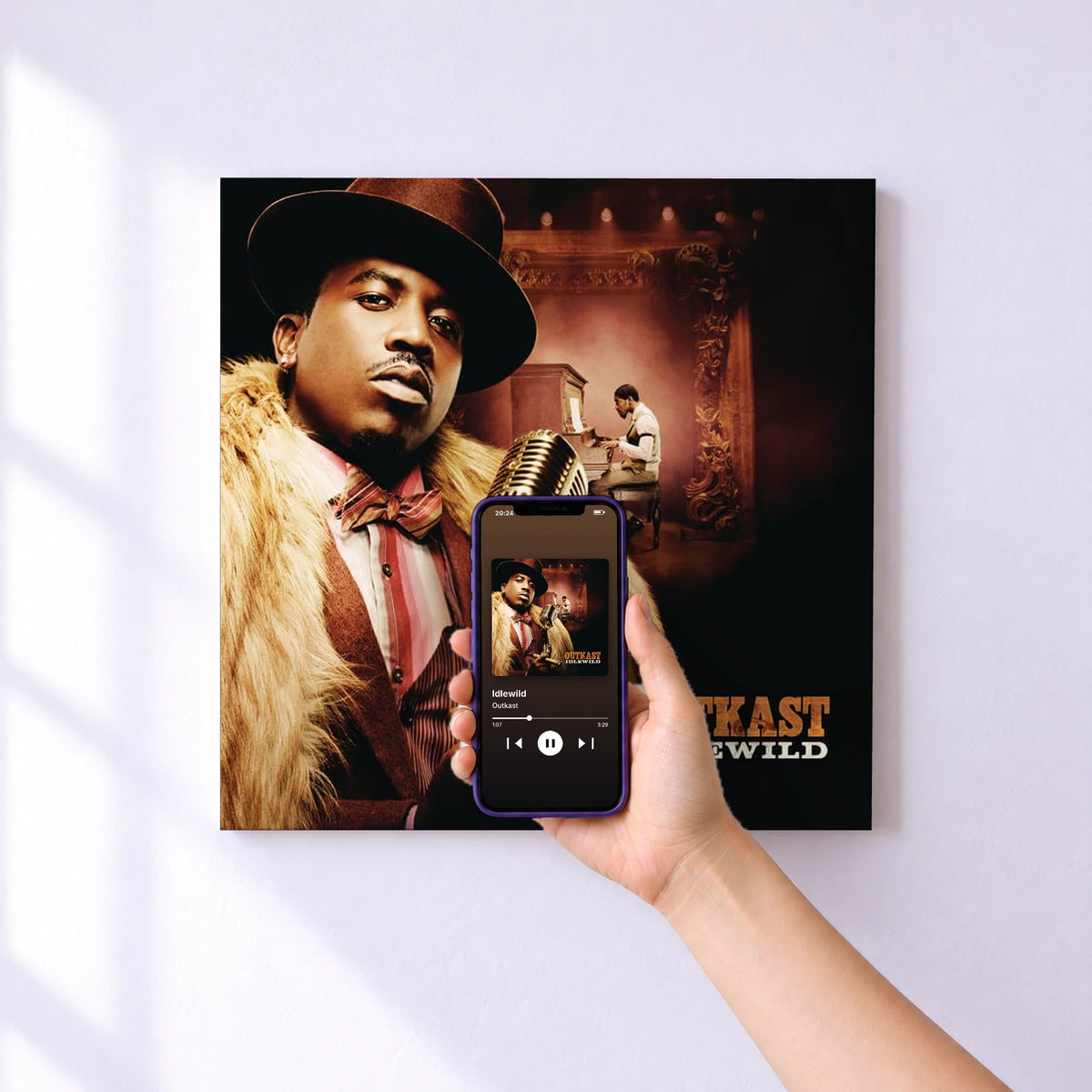 Affiche connectée Idlewild de Outkast au mur : l'album se lance en approchant le téléphone
