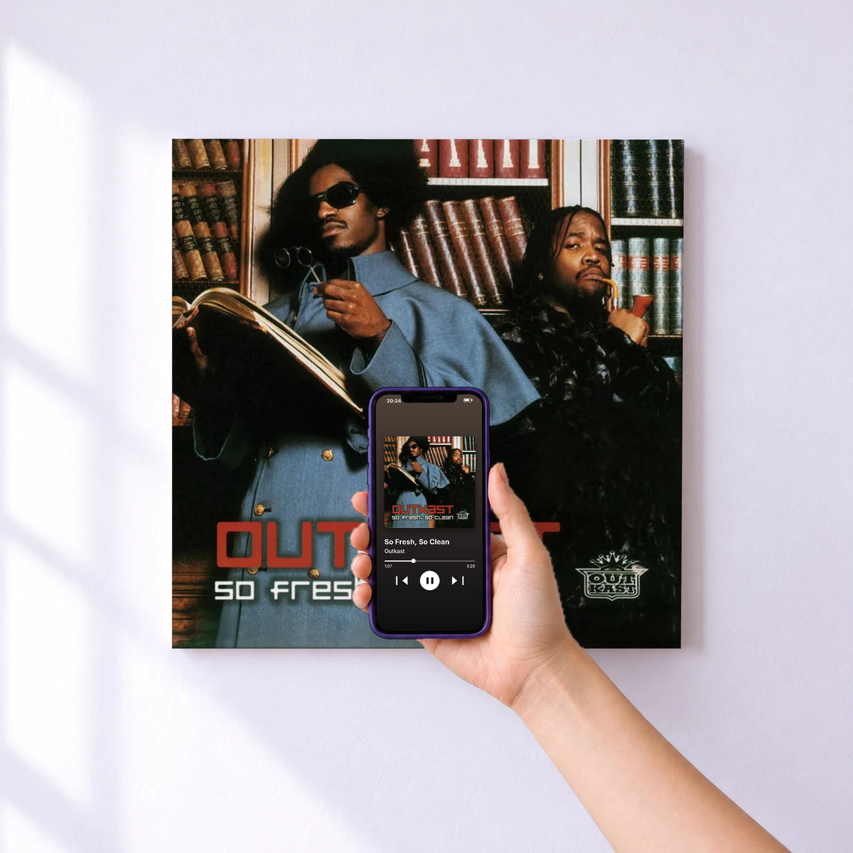 Affiche connectée So Fresh, So Clean de Outkast au mur : l'album se lance en approchant le téléphone