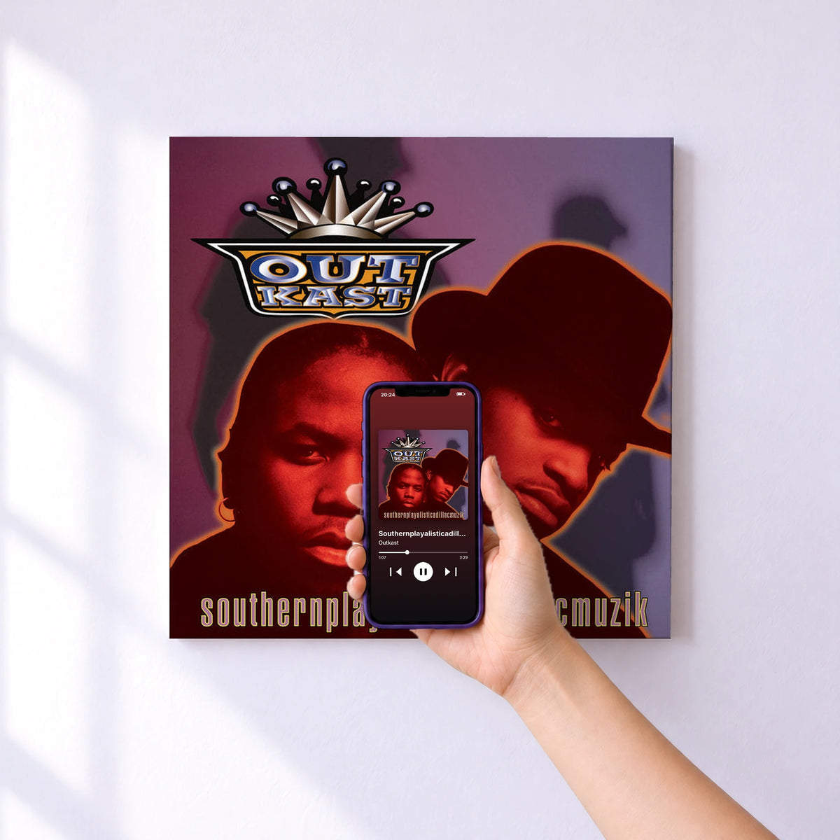 Affiche connectée Southernplayalisticadillacmuzik de Outkast au mur : l'album se lance en approchant le téléphone