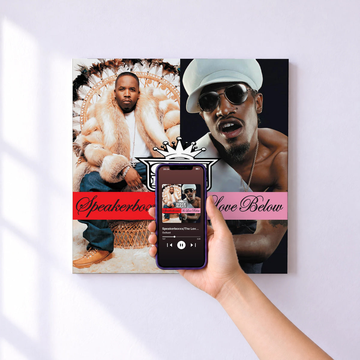 Affiche connectée Speakerboxxx/The Love Below de Outkast au mur : l'album se lance en approchant le téléphone