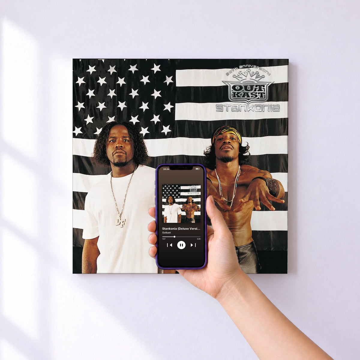 Affiche connectée Stankonia (Deluxe Version) de Outkast au mur : l'album se lance en approchant le téléphone