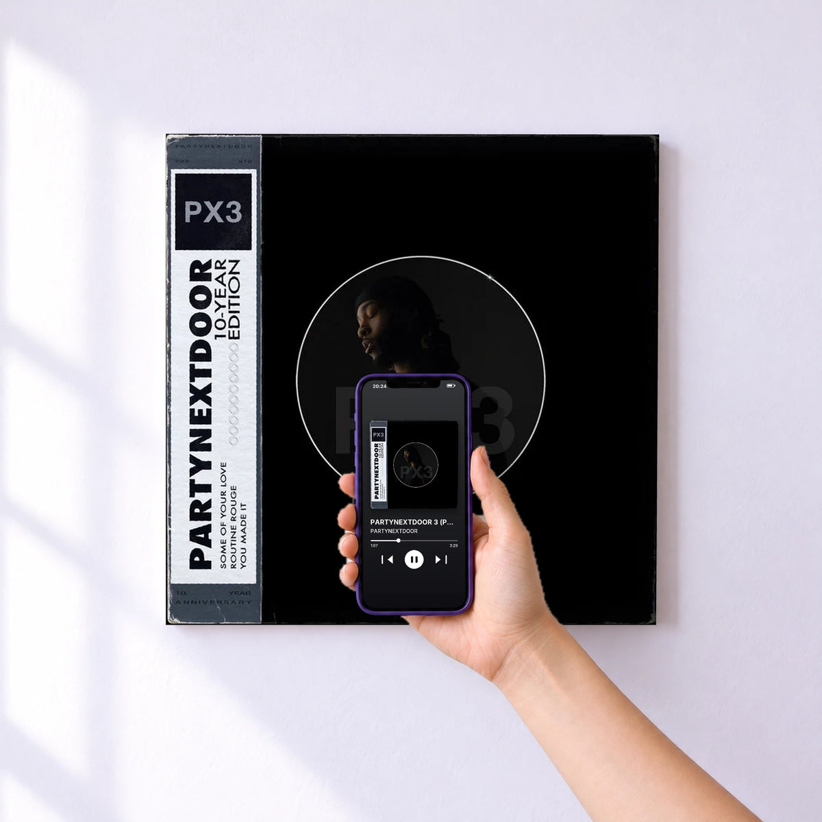 Affiche connectée PARTYNEXTDOOR 3 (P3) (10-YEAR EDITION) de PARTYNEXTDOOR au mur : l'album se lance en approchant le téléphone