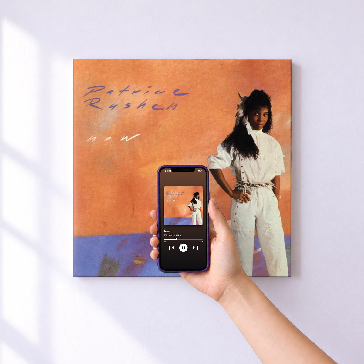 Affiche connectée Now de Patrice Rushen au mur : l'album se lance en approchant le téléphone