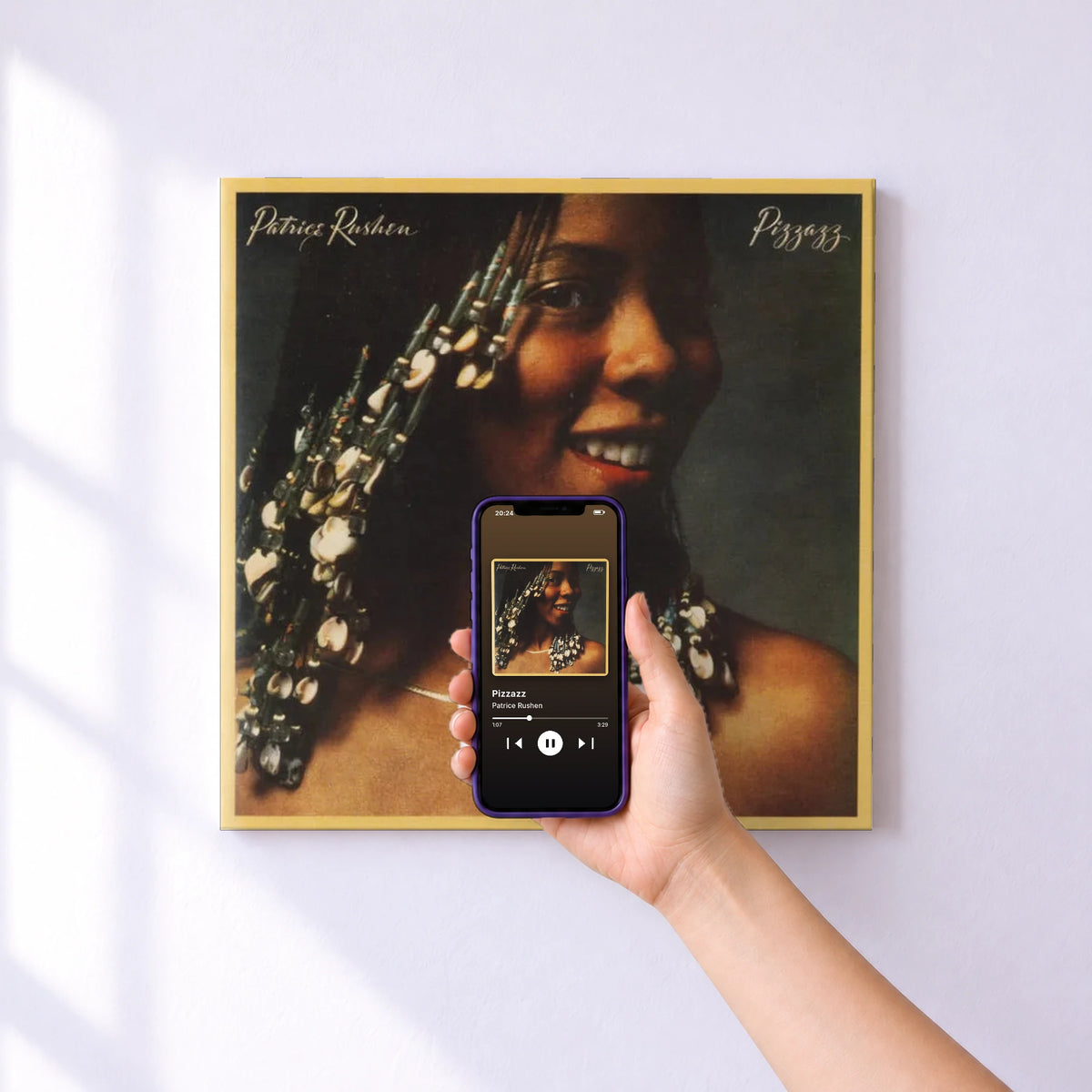 Affiche connectée Pizzazz de Patrice Rushen au mur : l'album se lance en approchant le téléphone