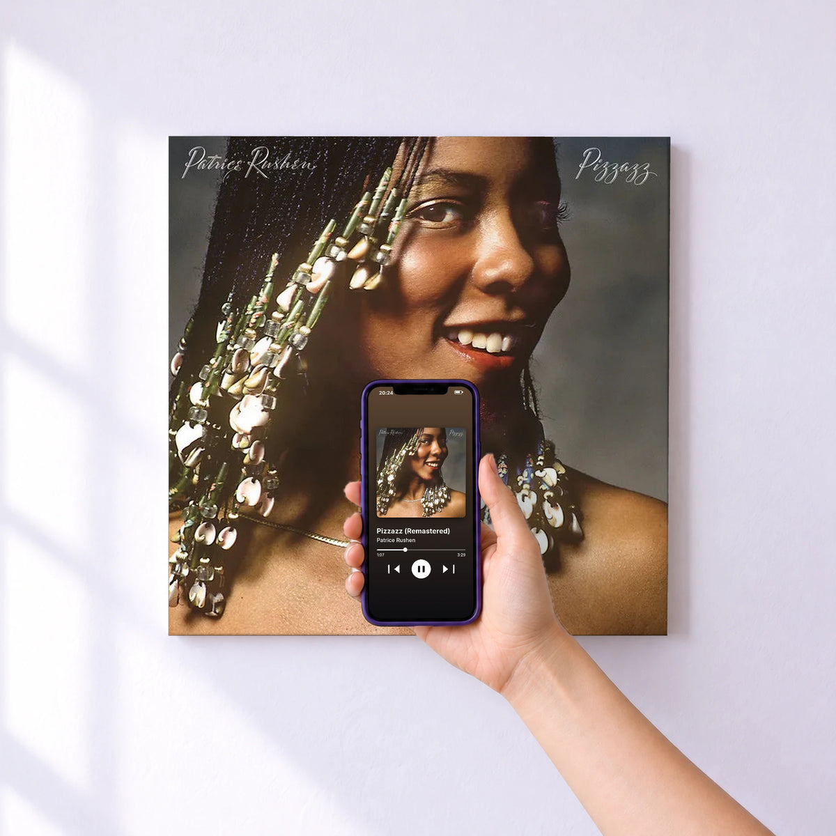 Affiche connectée Pizzazz (Remastered) de Patrice Rushen au mur : l'album se lance en approchant le téléphone