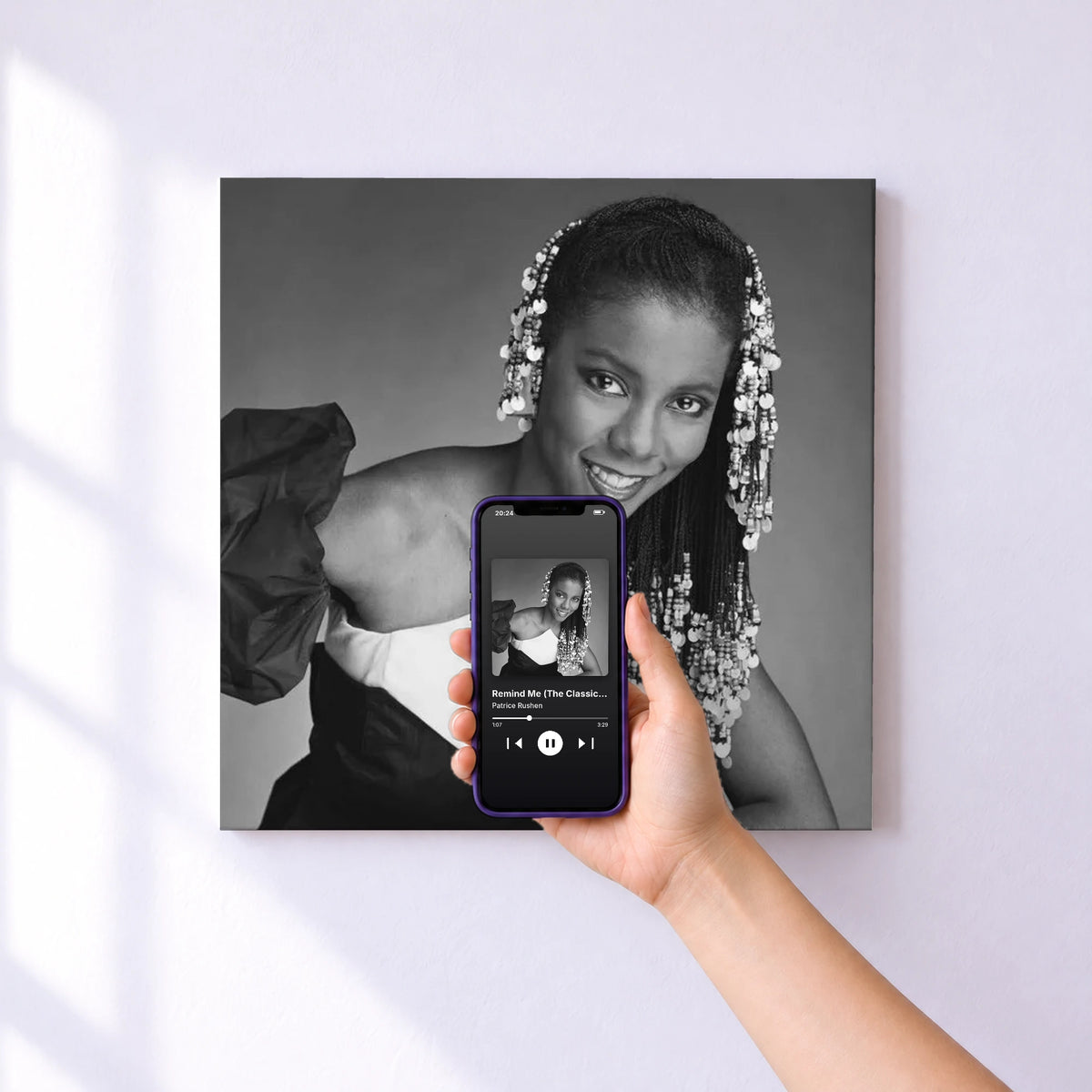Affiche connectée Remind Me (The Classic Elektra Recordings 1978-1984) de Patrice Rushen au mur : l'album se lance en approchant le téléphone