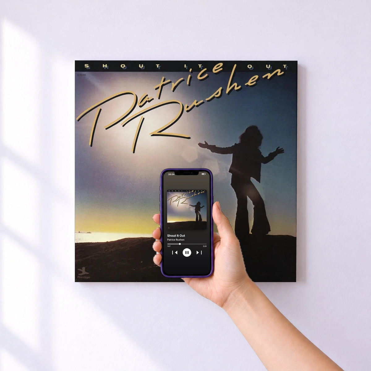 Affiche connectée Shout It Out de Patrice Rushen au mur : l'album se lance en approchant le téléphone