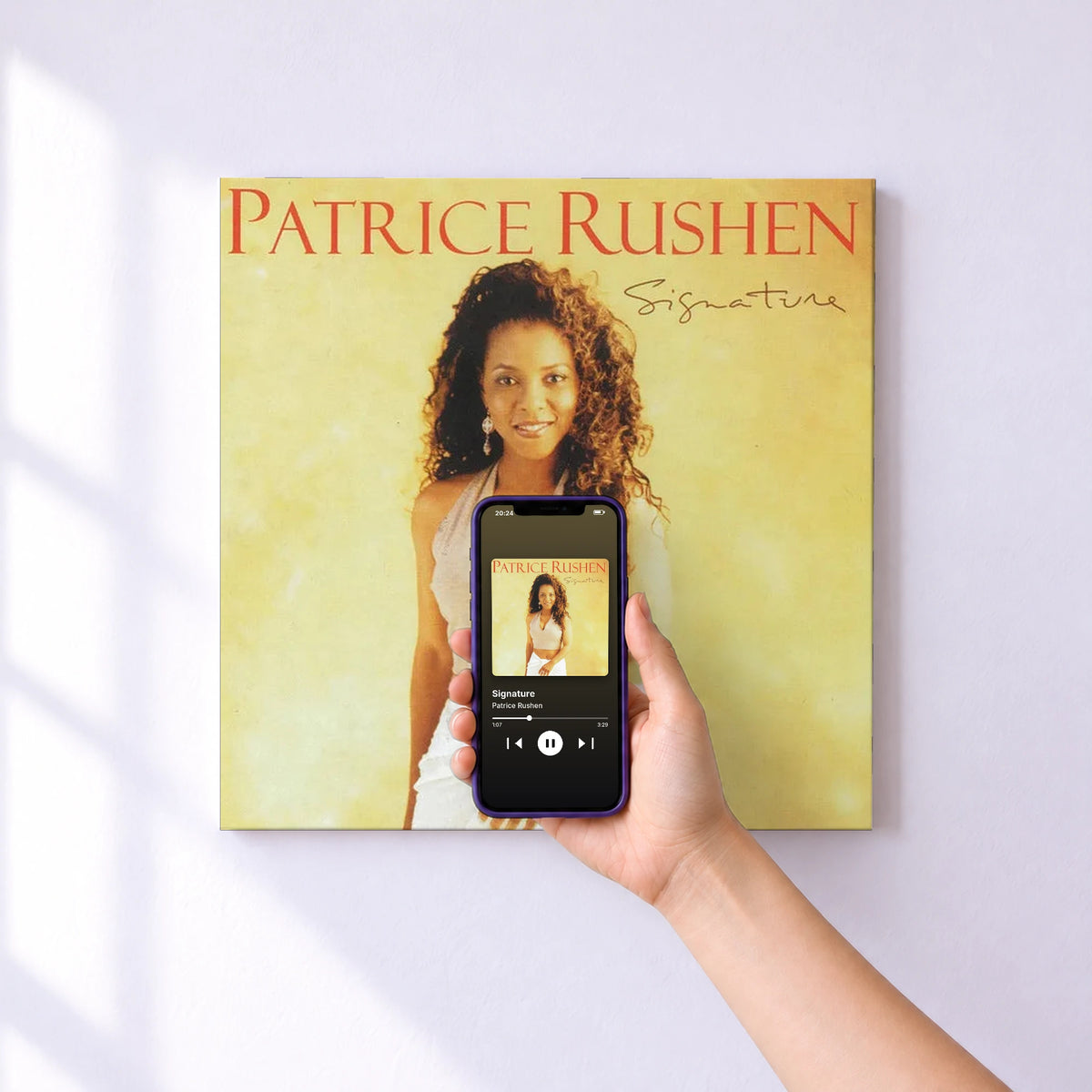 Affiche connectée Signature de Patrice Rushen au mur : l'album se lance en approchant le téléphone