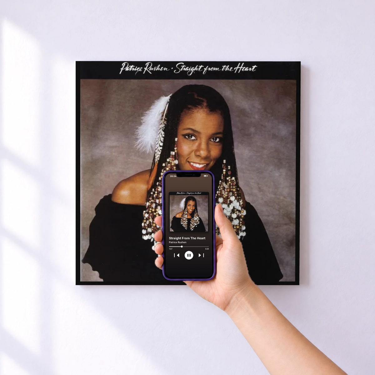 Affiche connectée Straight From The Heart de Patrice Rushen au mur : l'album se lance en approchant le téléphone