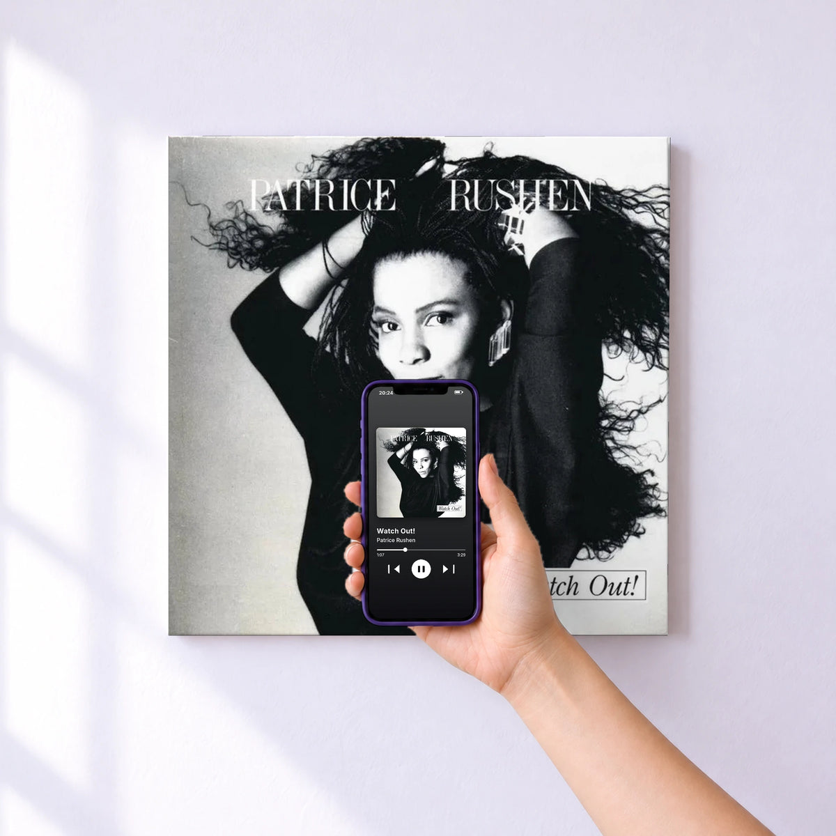 Affiche connectée Watch Out! de Patrice Rushen au mur : l'album se lance en approchant le téléphone