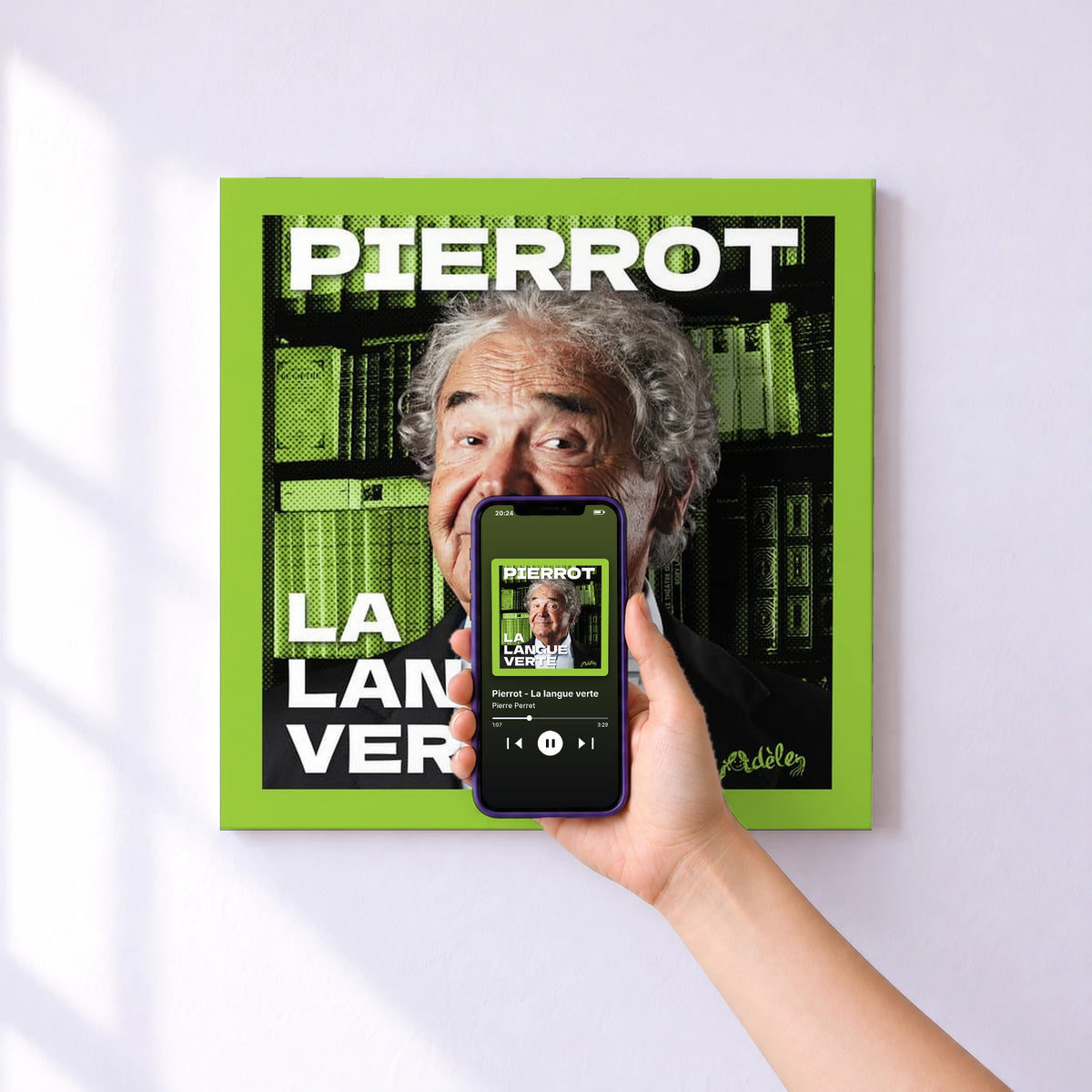 Affiche connectée Pierrot - La langue verte de Pierre Perret au mur : l'album se lance en approchant le téléphone